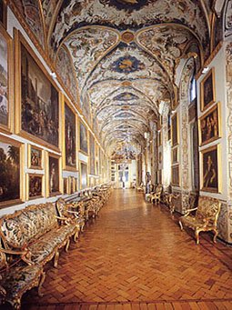 L'une des magnifiques galeries du musée Pamphilj à Rome