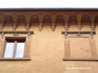 Façade de maison richement décorée dans la ville de Volterra