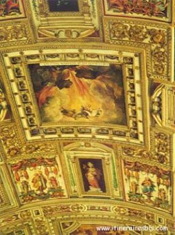 Un des somptueux plafonds du Vatican à Rome