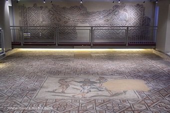 Visite de la ville de Ravenne, maison romaine et mosaïque de la danse des génies