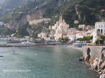 La ville de Amalfi côte Amalfitaine: la plage et la ville