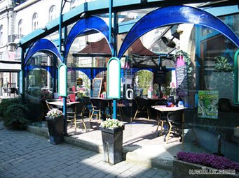 La terrasse de Hôtel Les Arcades** La Roche en Ardenne