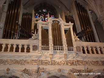 Luxembourg: La tribune et l'orgue de la cathédrale Notre Dame