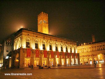 Bologne la Piazza Maggiore le soir