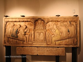 Bologne Musée médiéval Sarcophage représentant un professeur donnant un cours