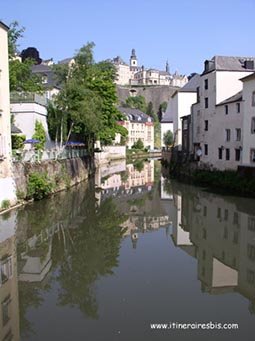 Luxembourg (ville) Le faubourg du Grund la rivière Alzette