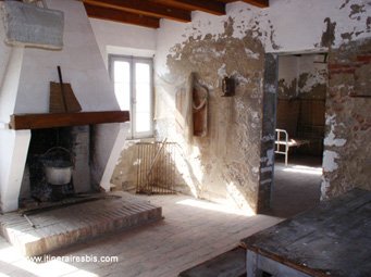 L'intérieur rustique et spartiate de l'une des maisons de pêcheurs