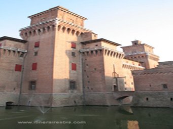 Le Château de Ferrare et les douves