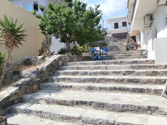 Escaliers avec une petite table pour déguster un Ouzo