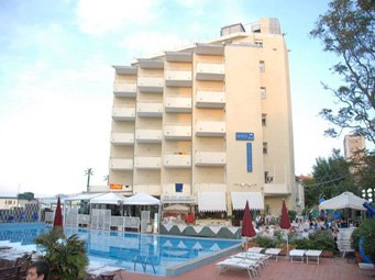 L'Hôtel Perticari*** et la piscine