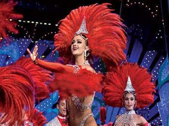 Les Doriss Girls et les superbes costumes du Moulin Rouge. Cette photo nous a gracieusement été prêtée par l'établissement du Moulin Rouge que nous remercions. Cabarets