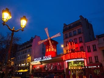 Le Moulin Rouge la nuit Cette photo nous a gracieusement été prêtée par l'établissement du Moulin Rouge que nous remercions. ©Moulin Rouge-D.Duguet