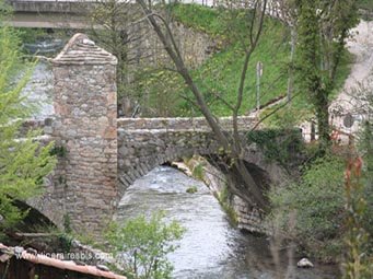 Pont dans le village médiéval de Bagà chemin des Bonshommes GR 107