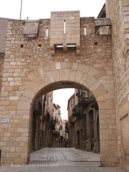 Porte qui donne dans la petite ville médiévale de Montblanc