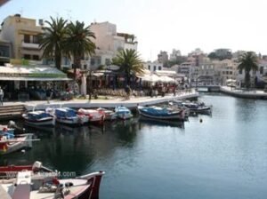 Lac de Voulismeni le petit port de Aghios Nikolaos