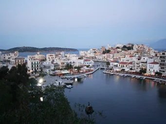 Le petit port de Aghios Nikolaos à la tombée de la nuit