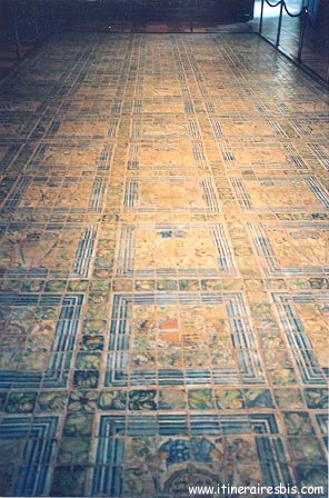 Au centre de la pièce, beaux pavés en émaux du 16ème réalisés à Rouen et qui à l'origine se trouvaient dans la galerie de Psyché