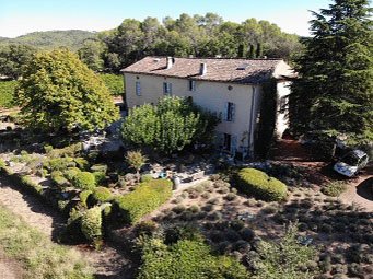 Domaine viticole, la Bastide du Clos d’Alari à Saint-Antonin-du-Var vue du ciel