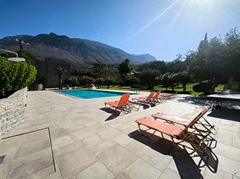 La grande piscine de l’hôtel Idi