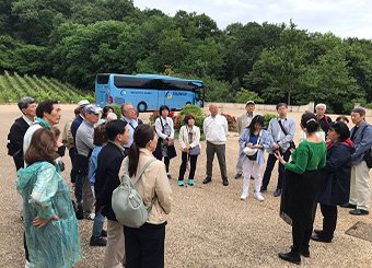 Accueil d'un groupe venu visiter le Domaine de Cinquau