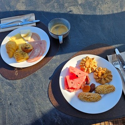 Exemple de petit déjeuner au soleil au Nest Resort Petit déjeuner hôtel Nest Hersonnissos