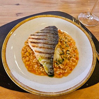 Filet de dorade sur un lit de riz Dorade, restaurant du Nest hotel