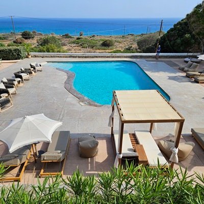 La piscine au Nest Resort Hôtel Piscine, vue mer