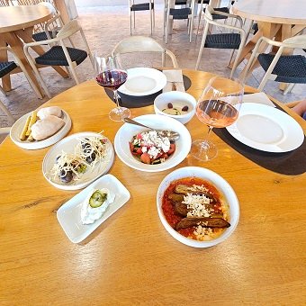 Ce ne sont que les entrées de la demi-pension!! La bonne table du Nest Hotel