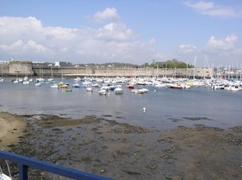Le port de plaisance et les remparts de Concarneau Port de plaisance et les remparts
