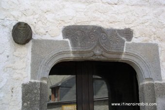 Sur quelques frontons des sculptures rappelant le métier de leur propriétaire Porte, Douarnenez