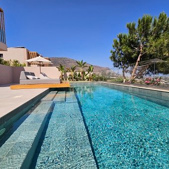 Villa avec tout le confort et piscine suspendue piscine suspendue