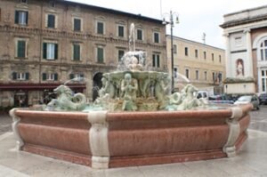 Fontaine place de Pesaro