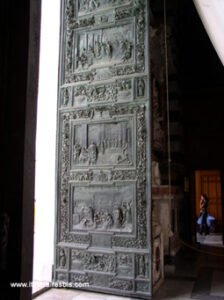 Porte de la cathédrale de Pise