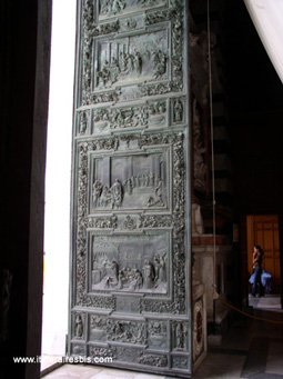 Porte de la cathédrale de Pise Porte de la cathédrale de Pise