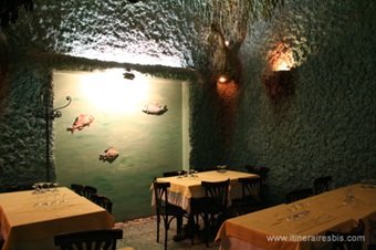 Restaurant Scoglio di Frisio, une petite salle au décor fond marin Salle façon fond marin au Scoglio di Frisio