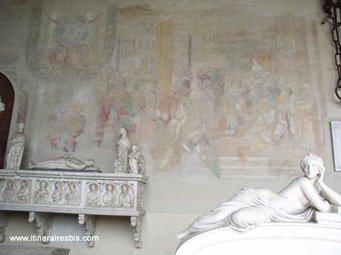 L'un des tombeaux du cimetière du camposanto Un des tombeaux du Camposanto de Pise